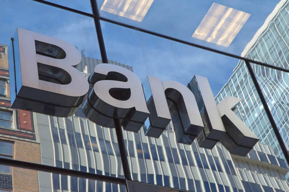 Letrero de "Banco" en el exterior de un edificio bancario