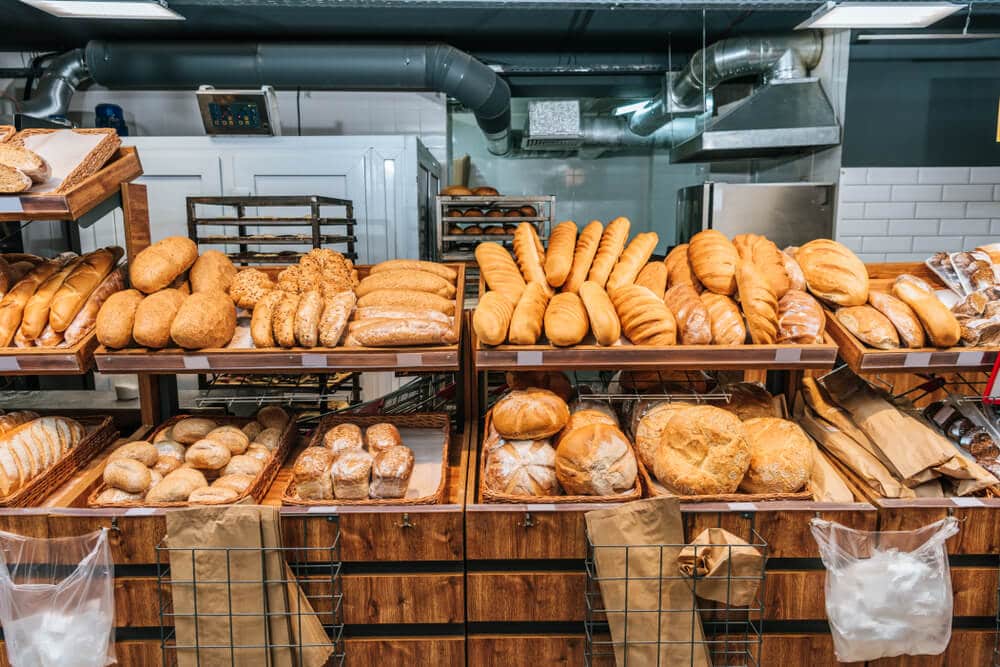 Pan recién horneado en exhibición en una panadería que acepta EBT