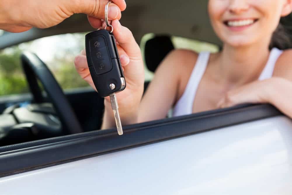 Una joven acepta las llaves de un auto