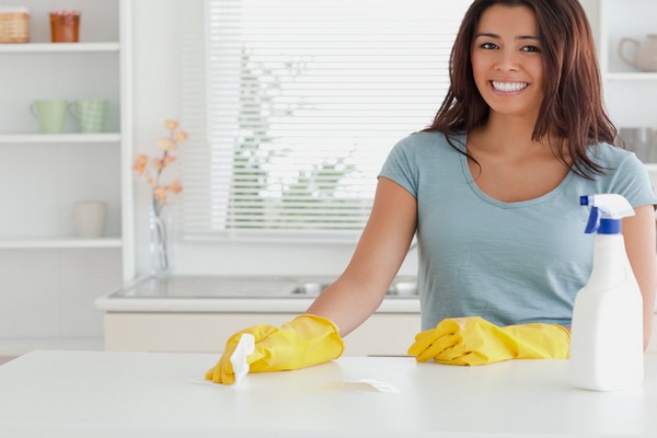 mujer-limpiando-la-cocina