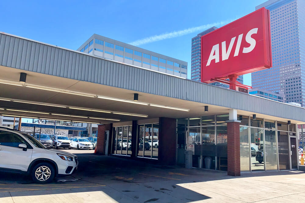 Exterior de Avis, que ofrece un descuento de alquiler de coches con AAA