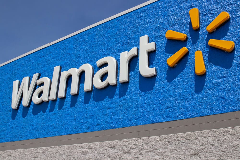Signo del logotipo de Walmart en el exterior de una tienda