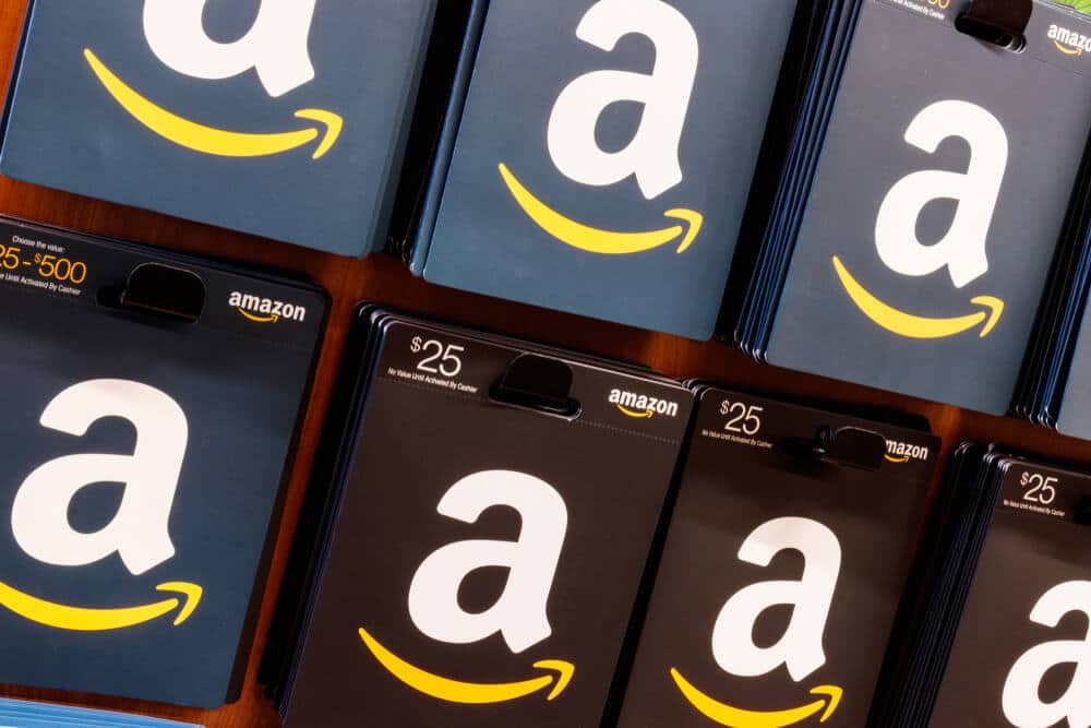 Tarjetas de regalo de Amazon a la venta en una tienda