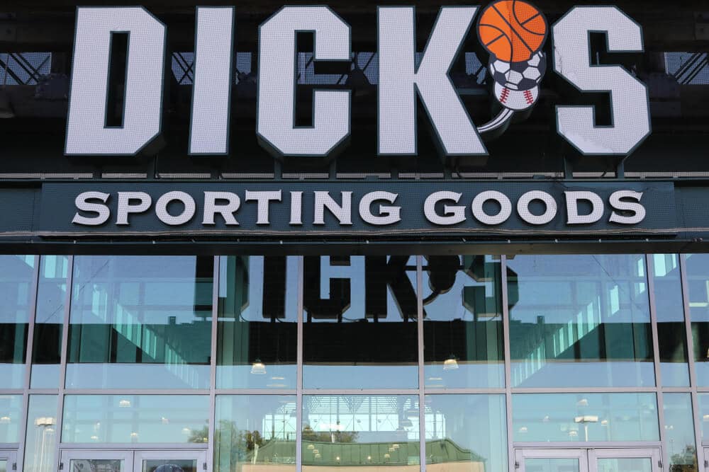 Letrero encima de la entrada principal de una tienda de artículos deportivos DICK'S