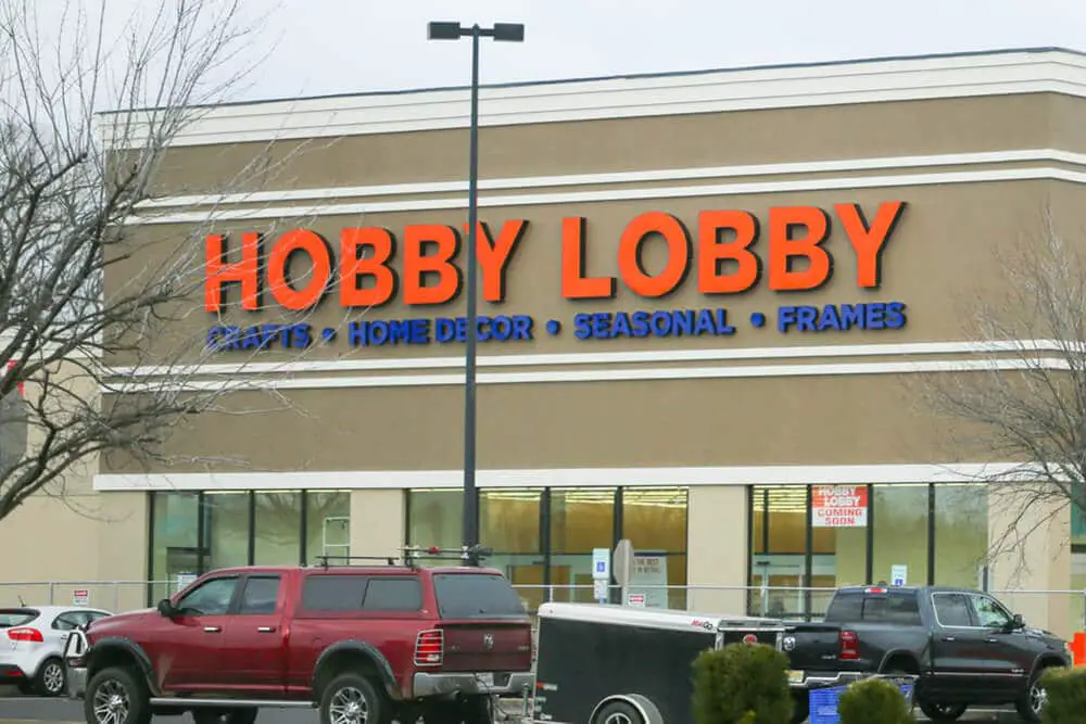 Escaparate y estacionamiento de Hobby Lobby