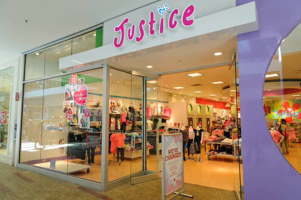 Escaparate de justicia en un centro comercial