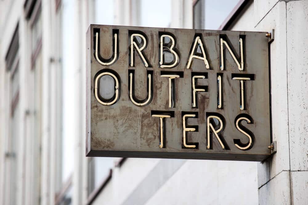 Cartel de Urban Outfitters fuera de una tienda