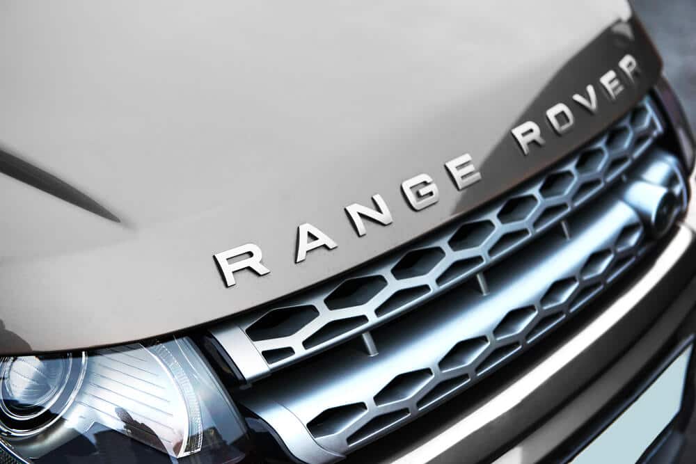 Primer plano de la parrilla en un vehículo Range Rover