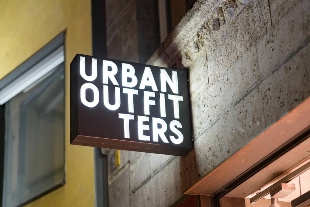 Un cartel de Urban Outfitters fuera de una tienda.