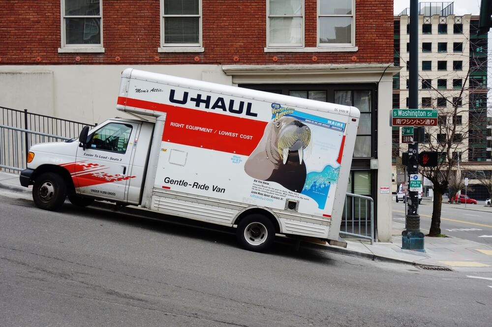 Camión de mudanzas U-Haul en la calle
