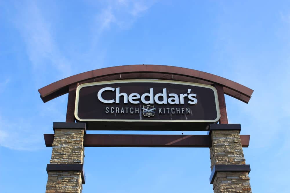 Signo de Cheddar's Scratch Kitchen contra un cielo azul