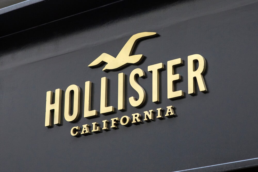 Signo de logotipo en el exterior de una tienda Hollister