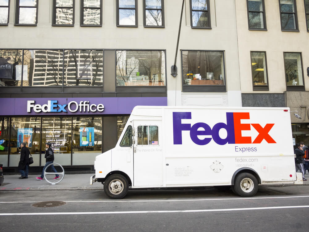 Camión de FedEx fuera de una tienda de FedEx Office