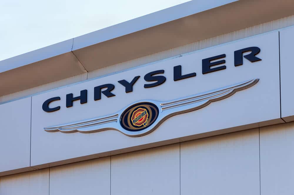 Signo de Chrysler en el lateral de un edificio