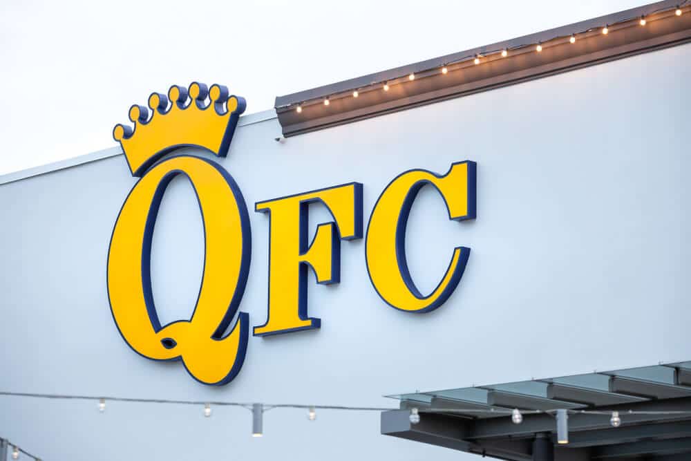 Signo de logotipo amarillo en el exterior de una tienda QFC