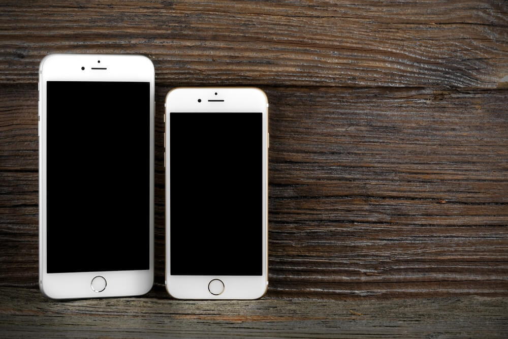 Dos iPhones descansando sobre una mesa