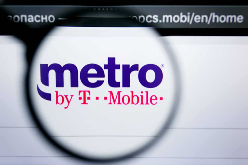 Lupa que muestra el logotipo de Metro by T-Mobile en el sitio web de la empresa