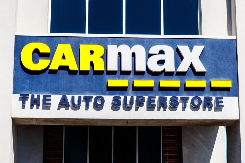 Firmar en el exterior de una tienda CarMax