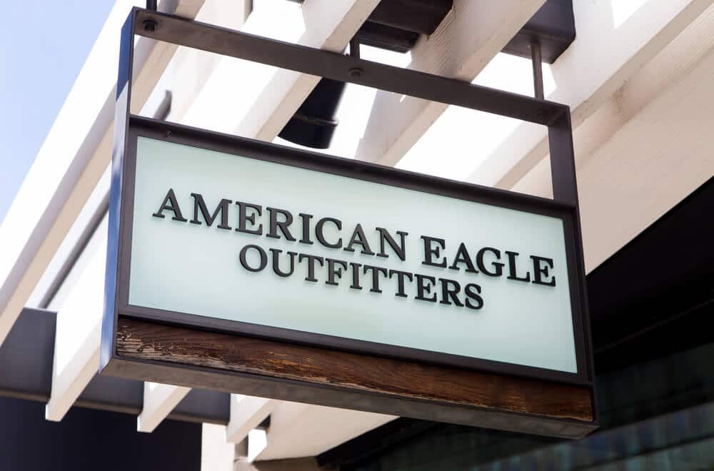 Cartel de American Eagle Outfitters afuera