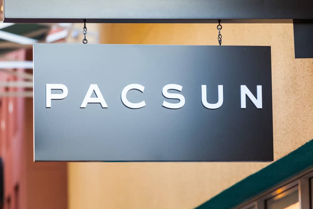 Logotipo de PacSun en un cartel