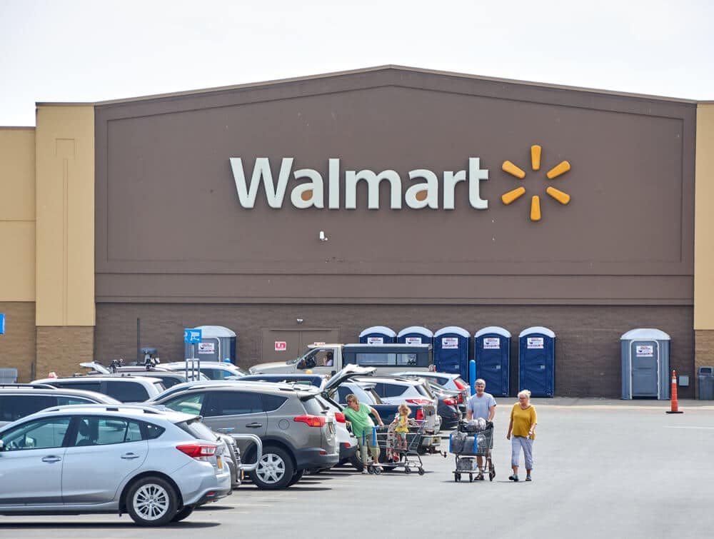 una tienda Walmart y un estacionamiento, una familia llenando su auto