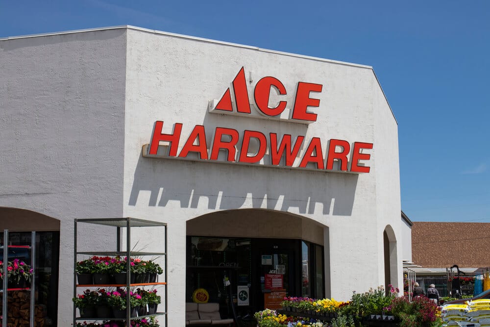 Entrada frontal de una tienda Ace Hardware