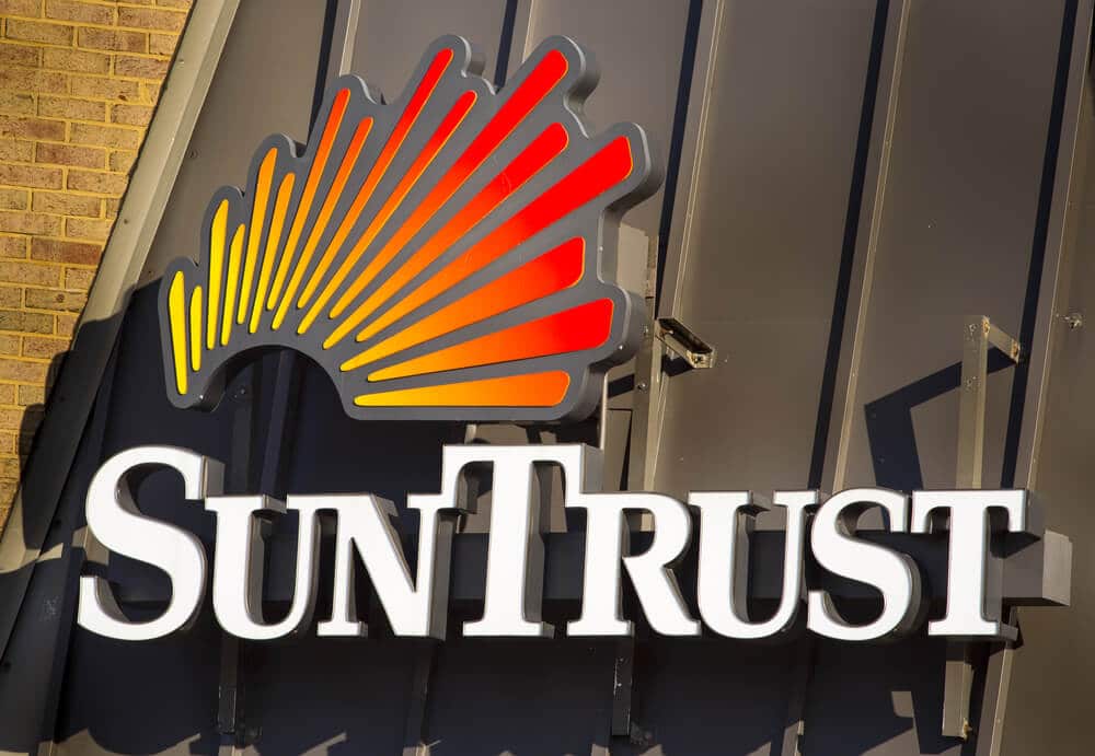 Logotipo de SunTrust en el frente de un edificio de SunTrust Bank