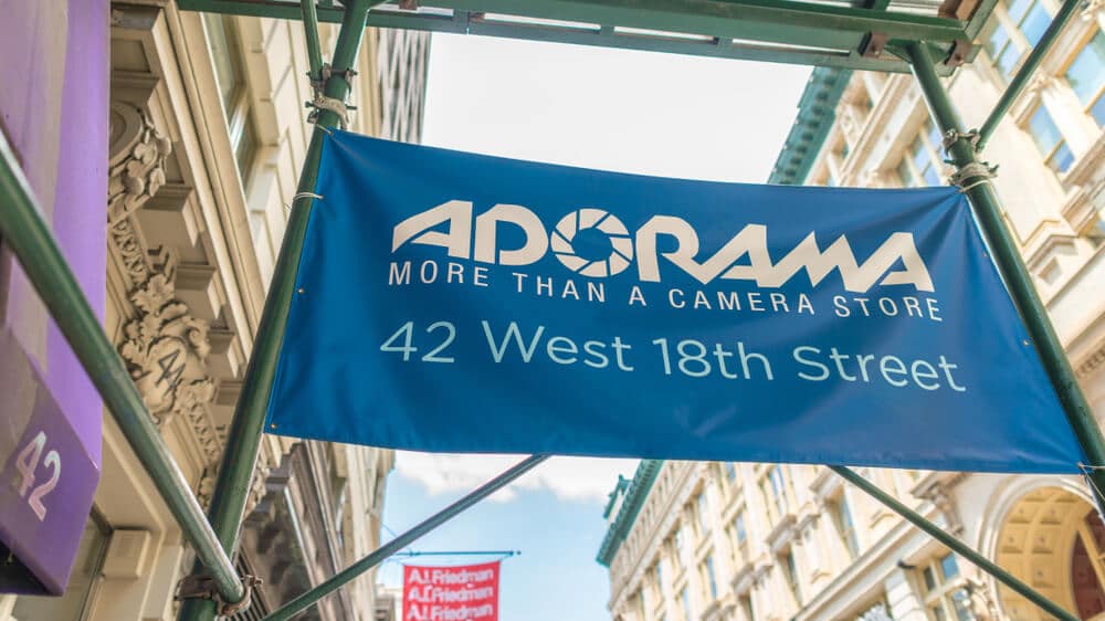 Banner azul que anuncia la tienda de Nueva York de Adorama
