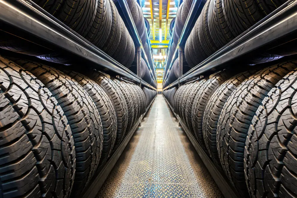 Neumáticos de automóvil en estantes en una ubicación de America's Tire.