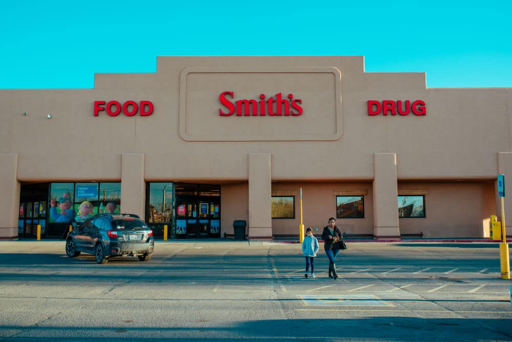 Exterior de una tienda de alimentos y medicamentos de Smith