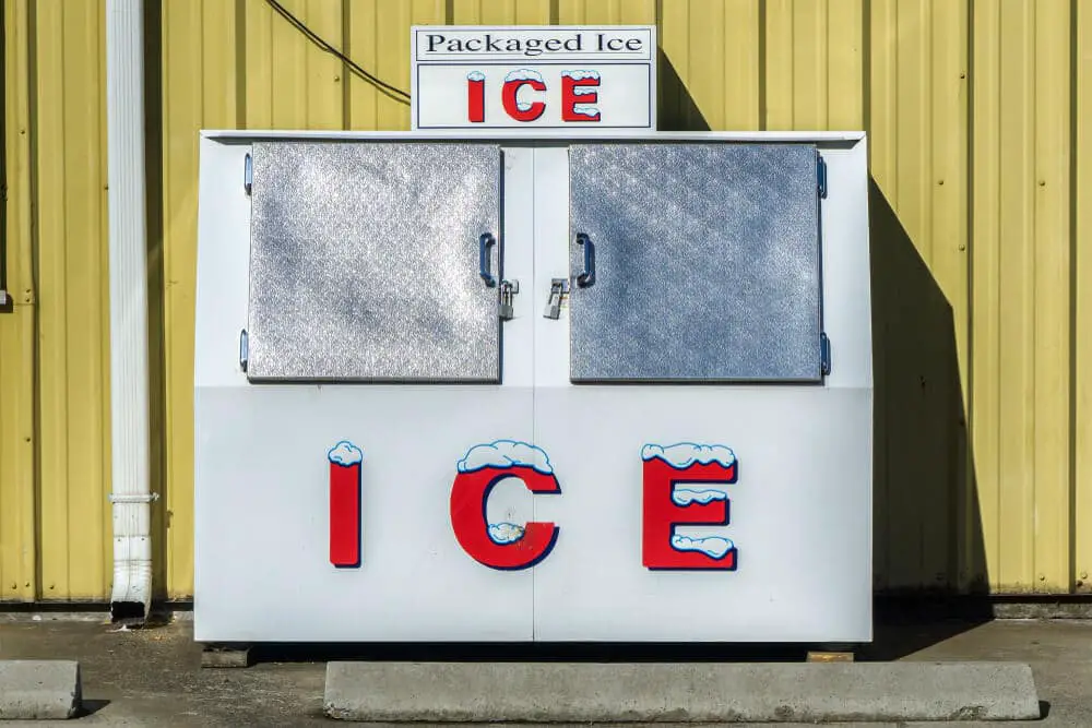Enfriador de hielo empaquetado de autoservicio fuera de una tienda