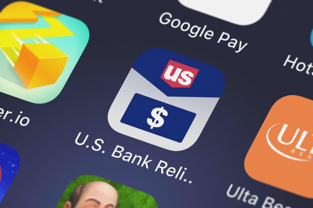 Icono de la aplicación US Bank ReliaCard en la pantalla de un teléfono inteligente