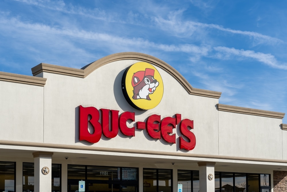 Letrero con el logotipo de Buc-ees sobre la entrada principal de la tienda