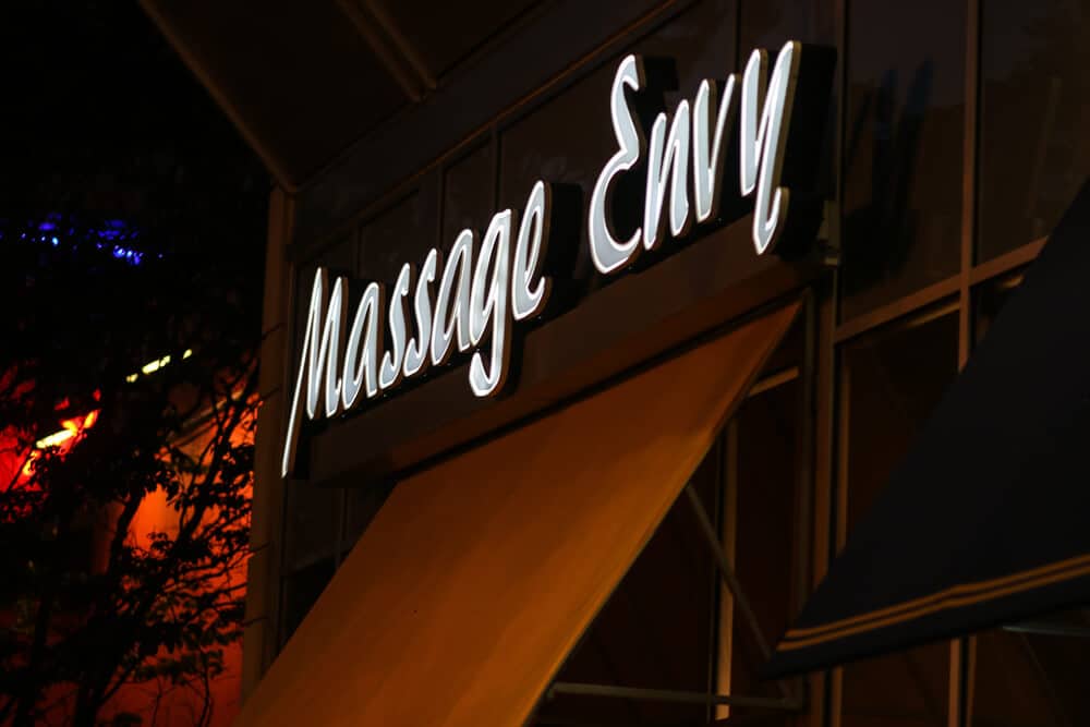 Exterior de un lugar de Massage Envy por la noche