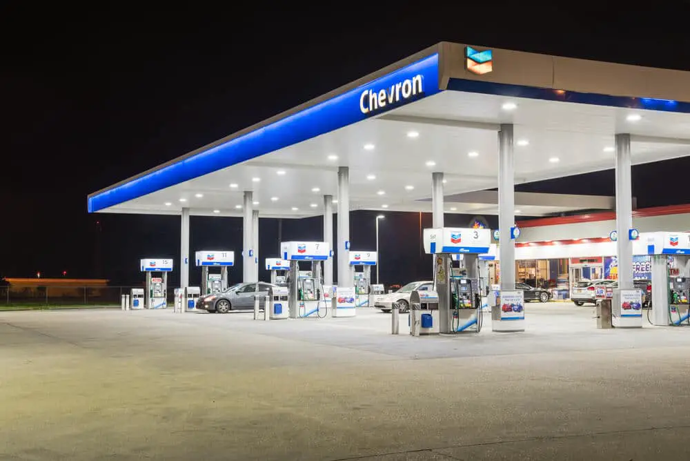Una gasolinera Chevron de noche