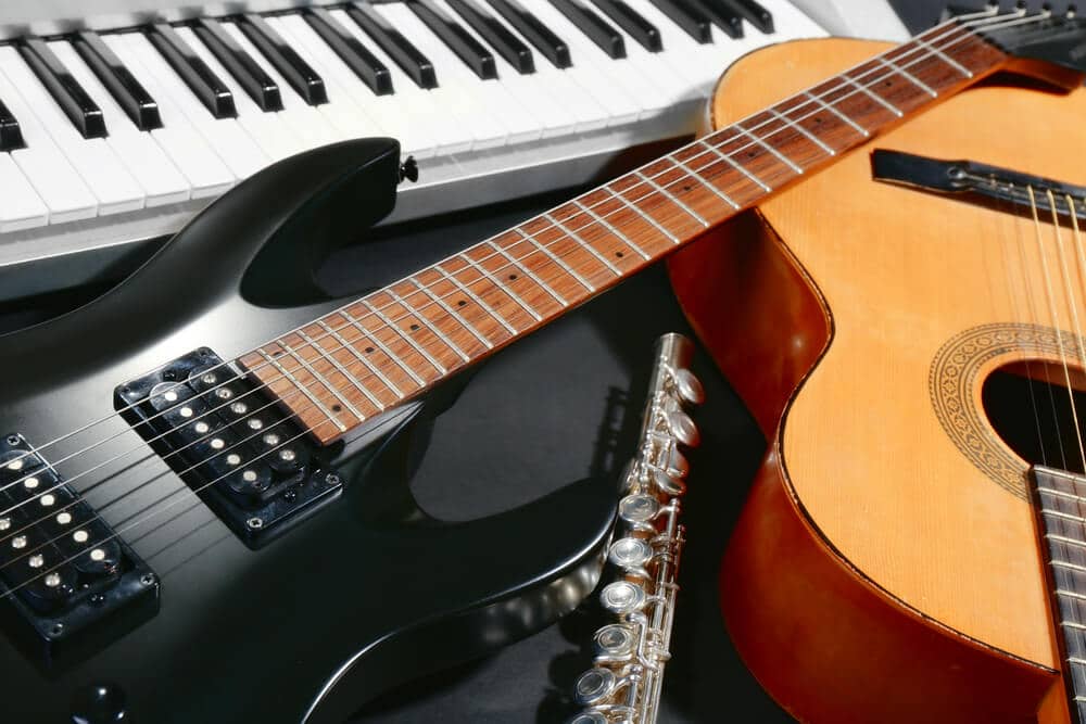 Instrumentos musicales;  guitarra, teclado, etc