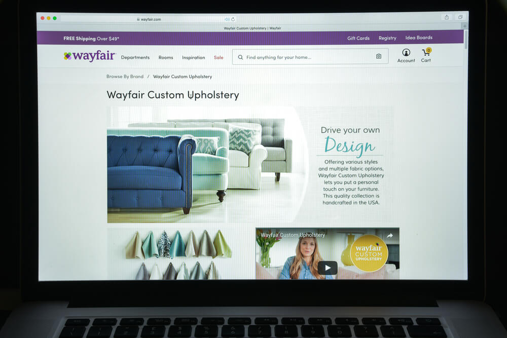 El sitio web de Wayfair se muestra en una pantalla de computadora.