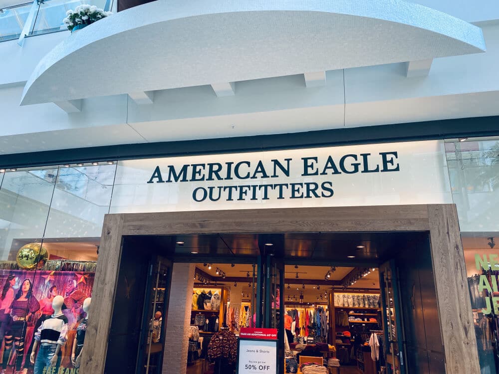 Escaparate de American Eagle dentro de un centro comercial