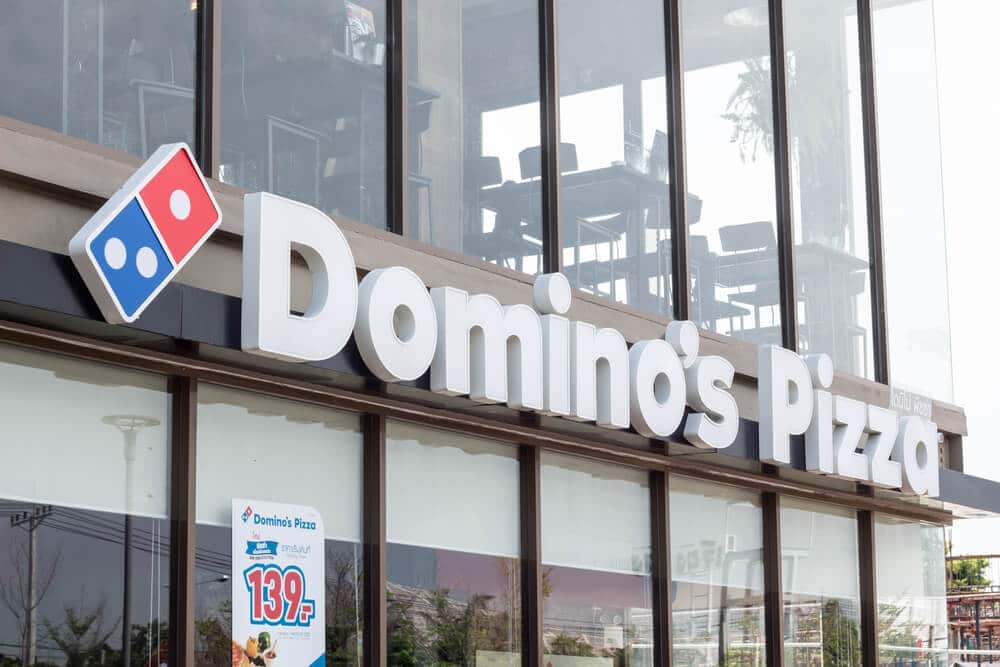 Firmar en el exterior de un restaurante Domino's Pizza