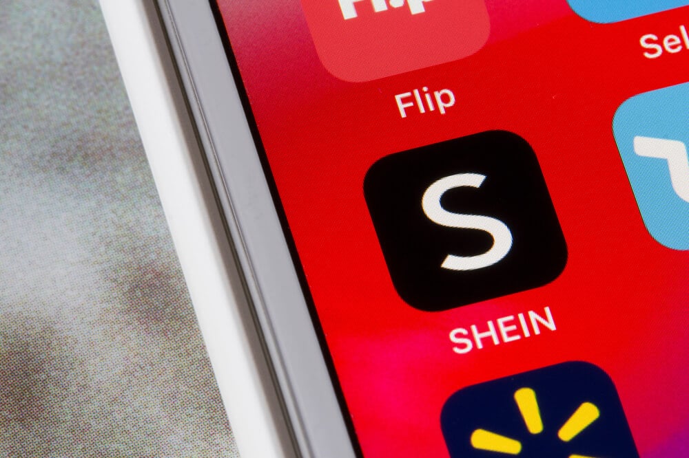 Ícono de la aplicación Shein que se muestra en la pantalla de un teléfono inteligente