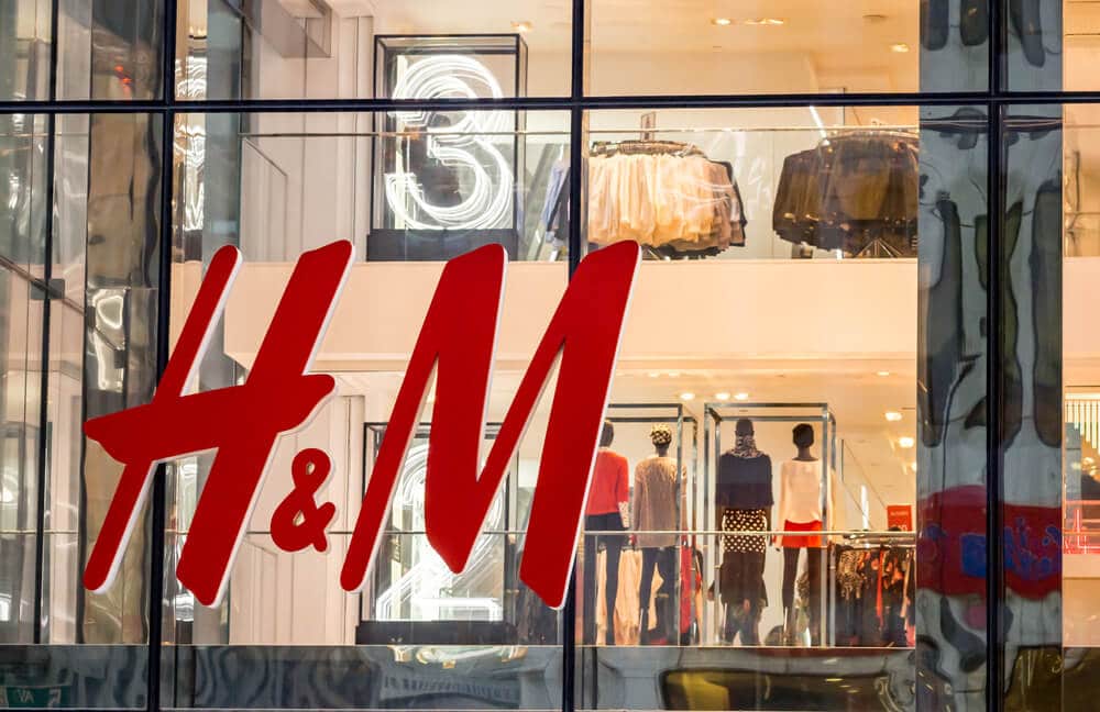 Logotipo de H&M en el exterior de una tienda
