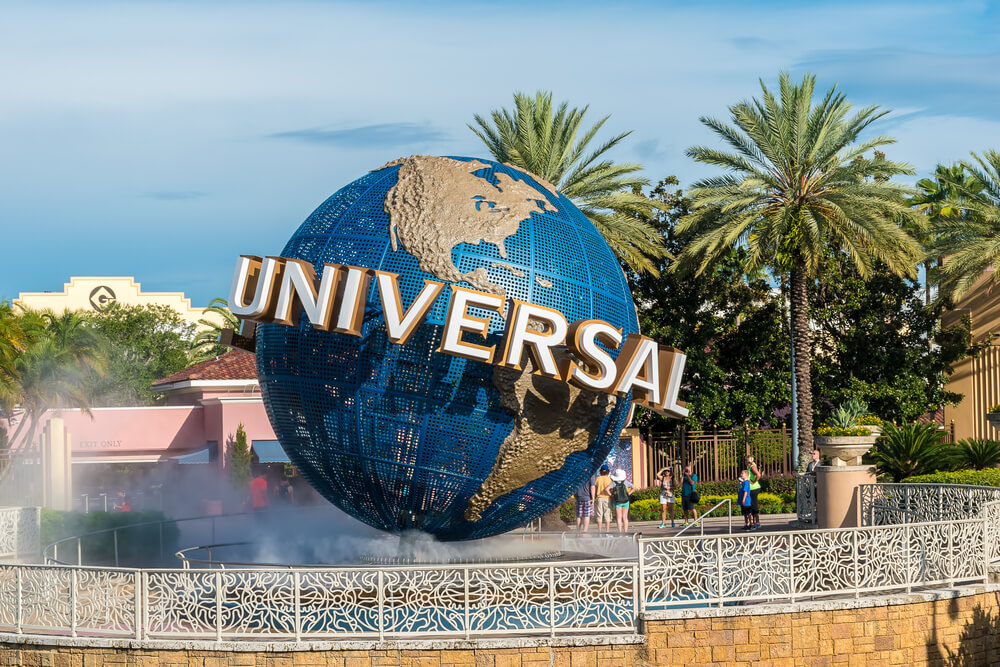 Globo de Universal Studios en la entrada del parque temático de Orlando