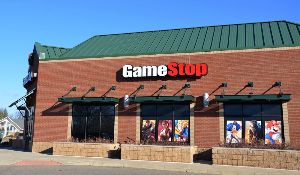 Señal de GameStop en el exterior de la tienda