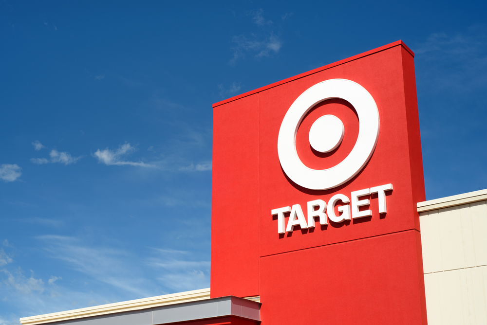 Signo del logotipo de Bullseye en el exterior de una tienda Target