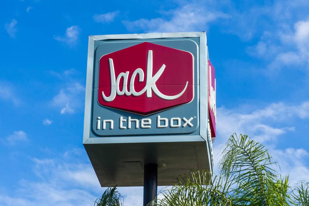 Signo de Jack in the Box;  cielo de fondo