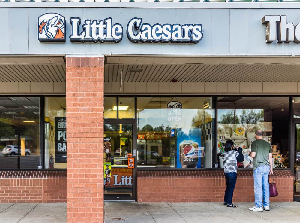 Escaparate de Little Caesars en un centro comercial