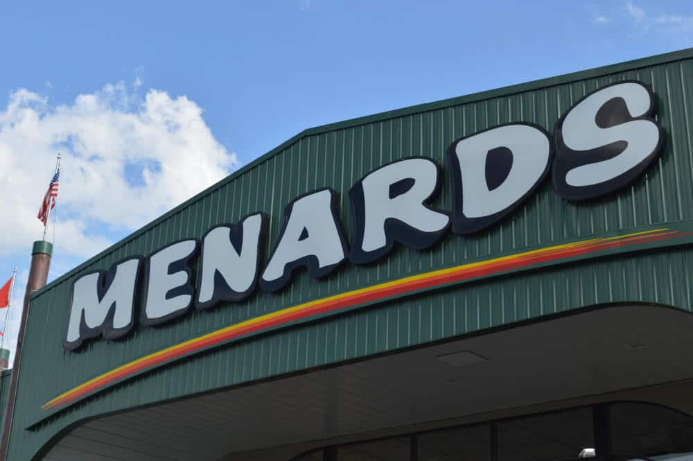 Signo del logotipo de Menards en el exterior de una tienda
