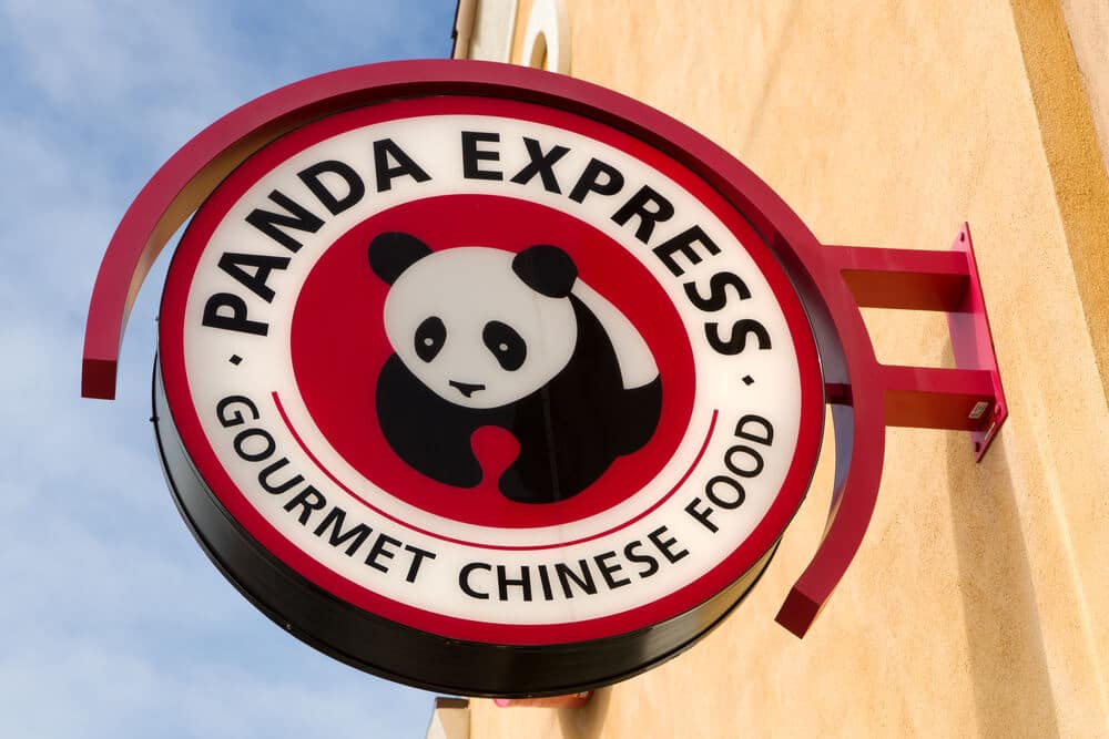 Cartel de Panda Express en el lateral de un edificio