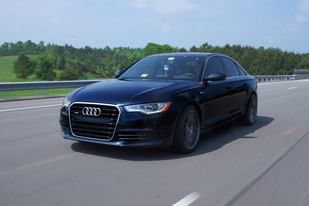 Conducción de automóviles Audi en una carretera