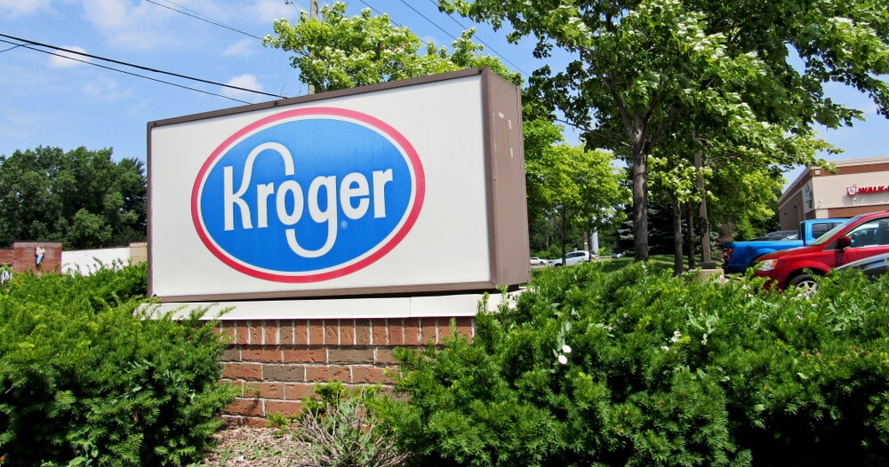 Signo de logotipo fuera del estacionamiento de una tienda Kroger